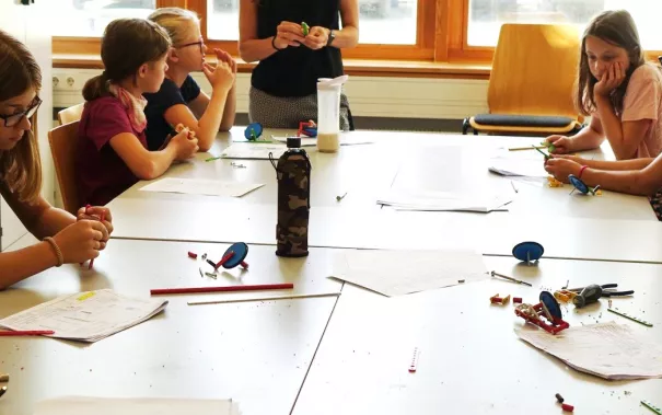 get_together_sommerferien_maedchen_technik_201808_foto_p._zacharias_2012.jpg (DE)