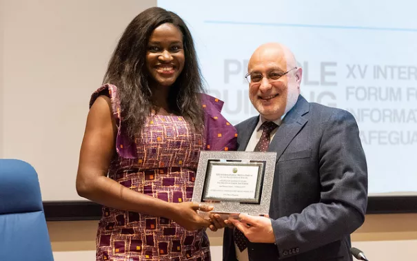 Green-Accord-Panel-08_Preisübergabe_Katharina-Seuser_FBEMT_2019-03_Foto-Associazione-Culturale-Greenaccord (DE)