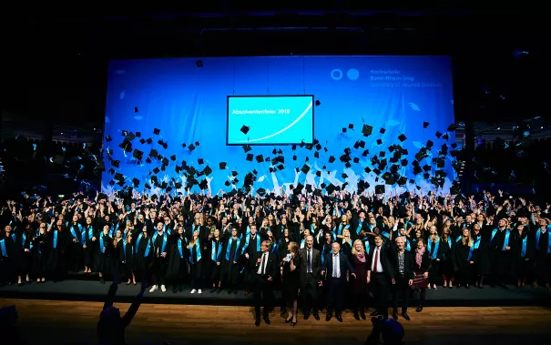 h-brs-absolventenfeier_2018cnathan-dreessen.de-255_0.jpg (DE)