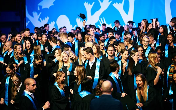 h-brs-absolventenfeier_2018cnathan-dreessen.de-257_0.jpg (DE)