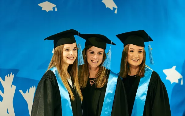 h-brs-absolventenfeier_2018cnathan-dreessen.de-300.jpg (DE)