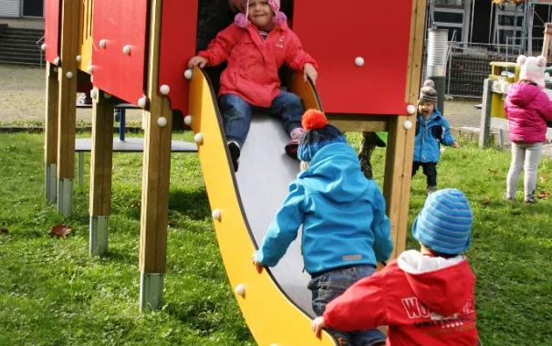 help_spielplatz_rutsche_sankt_augustin_2014_foto_y._weber.jpg (DE)