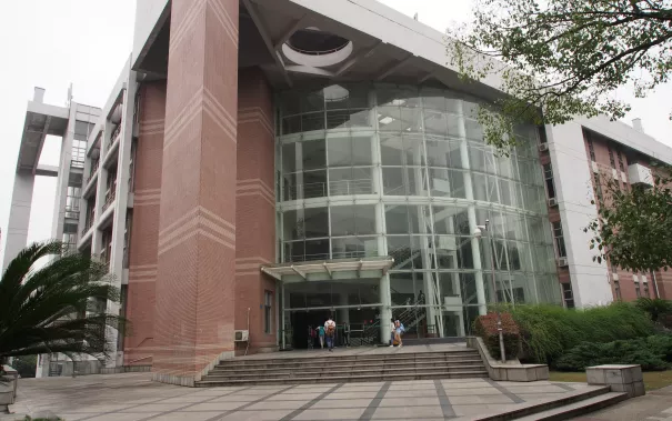 hunan_besuch_gebaeude_hoersaalzentrum_20150914_foto_m._flacke.jpg (DE)