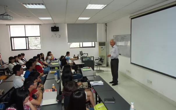 hunan_besuch_juergen_bode_lecture_22_studenten_hunan_university_11_20150914_foto_m._flacke.jpg (DE)