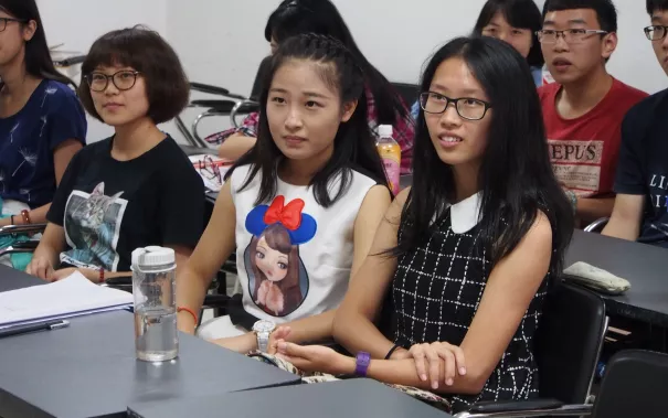 hunan_besuch_juergen_bode_lecture_22_studenten_hunan_university_27_20150914_foto_m._flacke.jpg (DE)