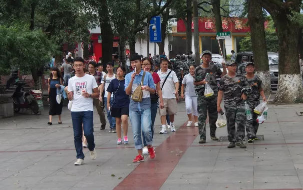 hunan_besuch_mittagspause_20150914_foto_m._flacke.jpg (DE)