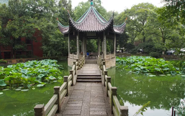 hunan_besuch_tempel_hunan_university_20150914_foto_m._flacke.jpg (DE)