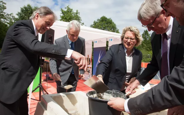 ihne_raetz_schulz_schuster_pfarrer-jaeger_polier-klaus-dassen_20160704_300dpi_eva_tritschler_1669.jpg (DE)