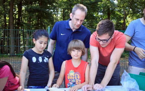 Kinderspielzeug-fuer-Fluechtlinge_FBEMT_20160719_Foto-Flessing_img_7601.jpg (DE)