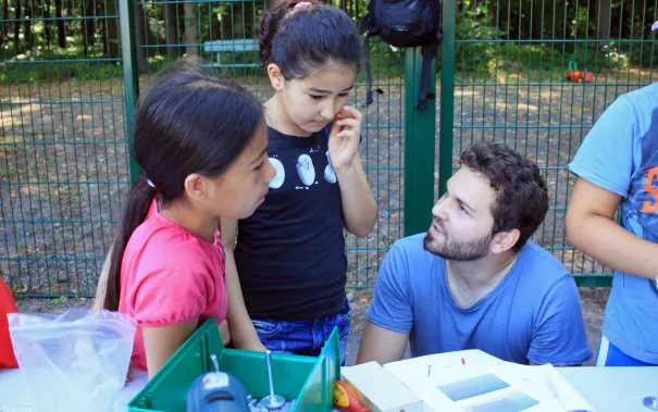 Kinderspielzeug-fuer-Fluechtlinge_FBEMT_20160719_Foto-Flessing_img_7607.jpg (DE)