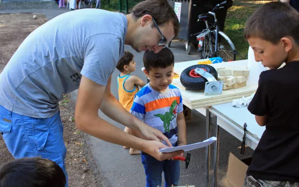Kinderspielzeug-fuer-Fluechtlinge_FBEMT_20160719_Foto-Flessing_img_7641.jpg (DE)