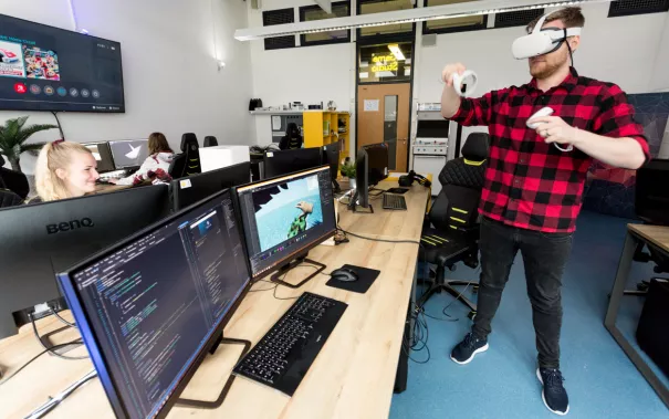 informatik_game_studio_sta_20220426_foto_eric_lichtenscheidt_20_fs22.jpg (DE)