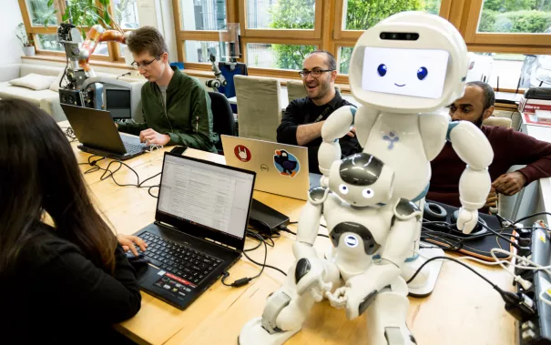 informatik_robotik_labor_20220426_foto_eric_lichtenscheidt_01_fs22.jpg (DE)