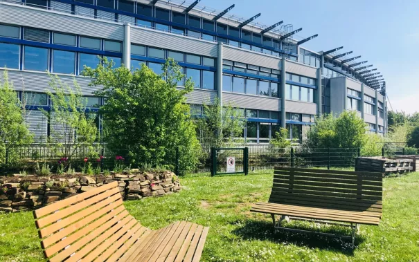kinderuni_campusgarten_baenke_20220428_foto_caroline_jahn.jpg (DE)