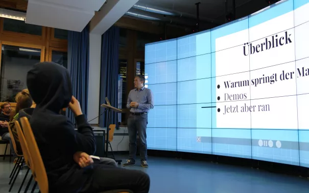 kinderuni_computergrafik_erleben_hinkenjann_ivc_sta_20151112_foto_j._kuestenmacher_img_892403.jpg (DE)