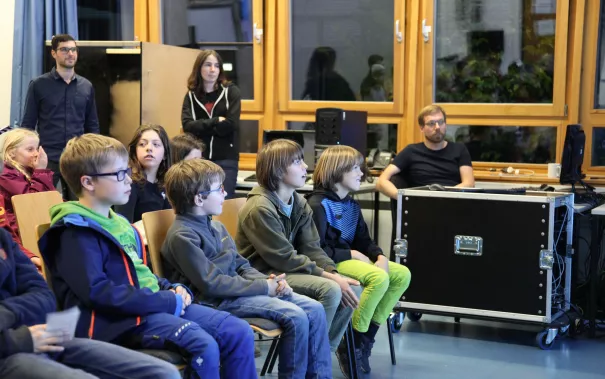 kinderuni_computergrafik_erleben_hinkenjann_ivc_sta_20151112_foto_j._kuestenmacher_img_892406.jpg (DE)