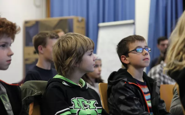 kinderuni_computergrafik_erleben_hinkenjann_ivc_sta_20151112_foto_j._kuestenmacher_img_892410.jpg (DE)