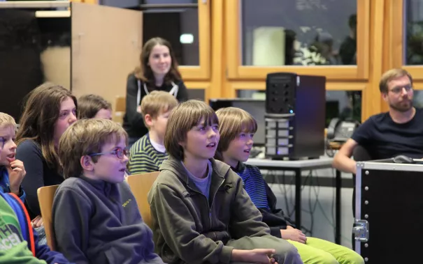 kinderuni_computergrafik_erleben_hinkenjann_ivc_sta_20151112_foto_j._kuestenmacher_img_892416.jpg (DE)