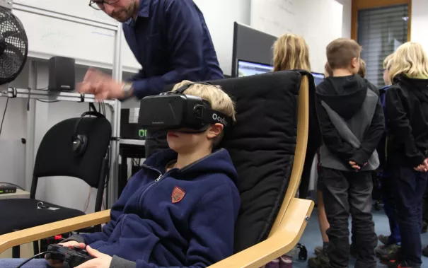 kinderuni_computergrafik_erleben_hinkenjann_ivc_sta_20151112_foto_j._kuestenmacher_img_892431.jpg (DE)