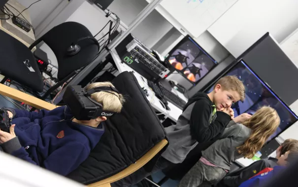 kinderuni_computergrafik_erleben_hinkenjann_ivc_sta_20151112_foto_j._kuestenmacher_img_892436.jpg (DE)