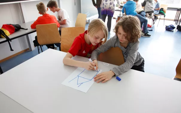 kinderuni_kopfschuetteln_rhb_20180426_foto_c._pesch_20.jpg (DE)