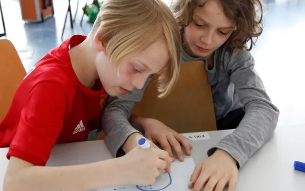 kinderuni_kopfschuetteln_rhb_20180426_foto_c._pesch_22.jpg (DE)