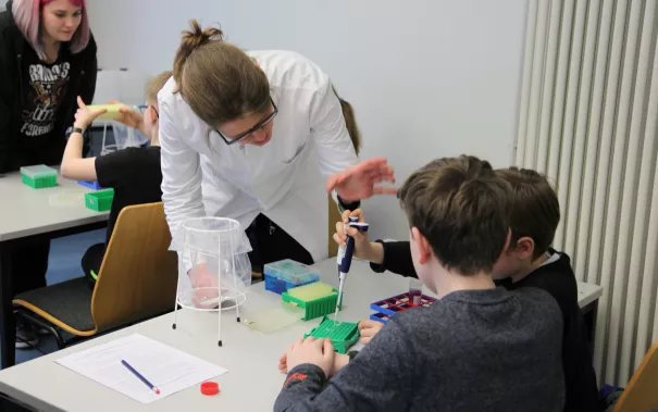 kinderuni_rhb_zahlen_jaeger_20190221_foto_c._pesch_37.jpg (DE)