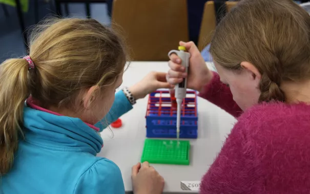 kinderuni_rhb_zahlen_jaeger_20190221_foto_c._pesch_38.jpg (DE)
