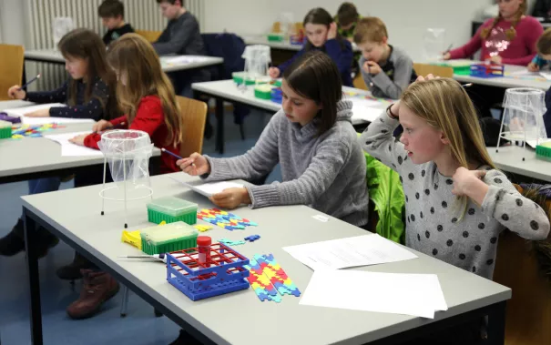 kinderuni_rhb_zahlen_jaeger_20190221_foto_c._pesch_67.jpg (DE)