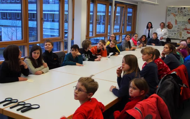 kinderuni_rheinbach_mikroskop_20160211_foto_m._flacke_p2110227.jpg (DE)