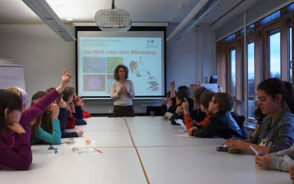 kinderuni_rheinbach_mikroskop_20160211_foto_m._flacke_p2110234.jpg (DE)