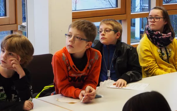 kinderuni_rheinbach_mikroskop_20160211_foto_m._flacke_p2110243.jpg (DE)