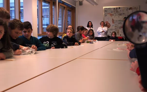 kinderuni_rheinbach_mikroskop_20160211_foto_m._flacke_p2110250.jpg (DE)