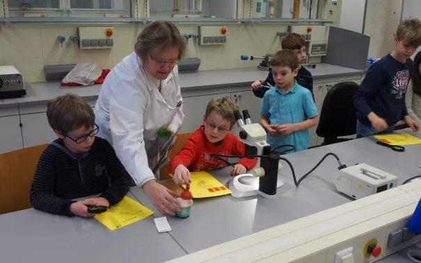 kinderuni_rheinbach_mikroskop_20160211_foto_m._flacke_p2110257.jpg (DE)
