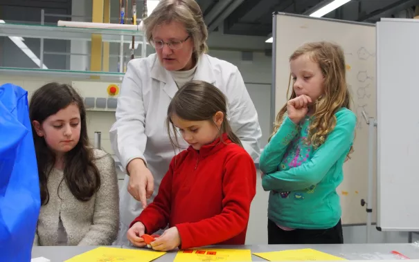 kinderuni_rheinbach_mikroskop_20160211_foto_m._flacke_p2110268.jpg (DE)