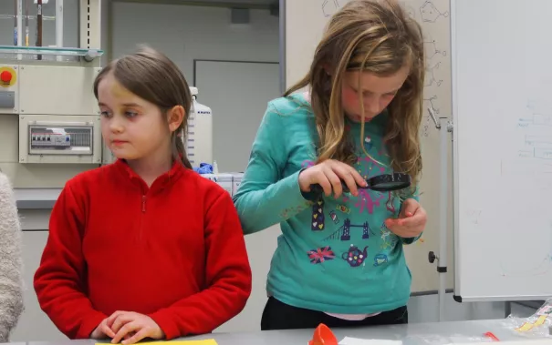 kinderuni_rheinbach_mikroskop_20160211_foto_m._flacke_p2110284.jpg (DE)