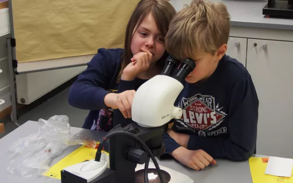 kinderuni_rheinbach_mikroskop_20160211_foto_m._flacke_p2110302.jpg (DE)