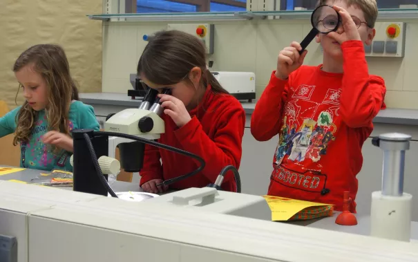 kinderuni_rheinbach_mikroskop_20160211_foto_m._flacke_p2110327.jpg (DE)