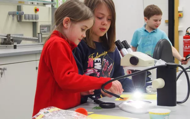 kinderuni_rheinbach_mikroskop_20160211_foto_m._flacke_p2110336.jpg (DE)