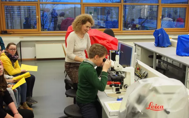 kinderuni_rheinbach_mikroskop_20160211_foto_m._flacke_p2110346.jpg (DE)