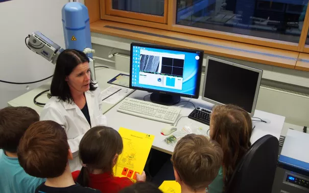 kinderuni_rheinbach_mikroskop_20160211_foto_m._flacke_p2110352.jpg (DE)