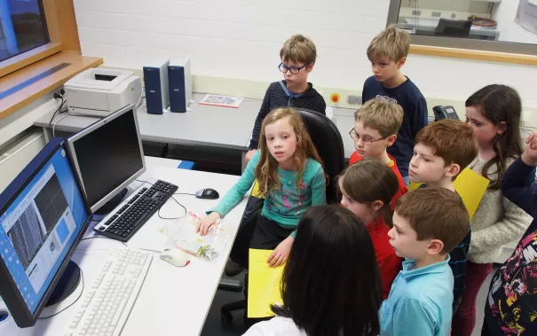 kinderuni_rheinbach_mikroskop_20160211_foto_m._flacke_p2110357.jpg (DE)