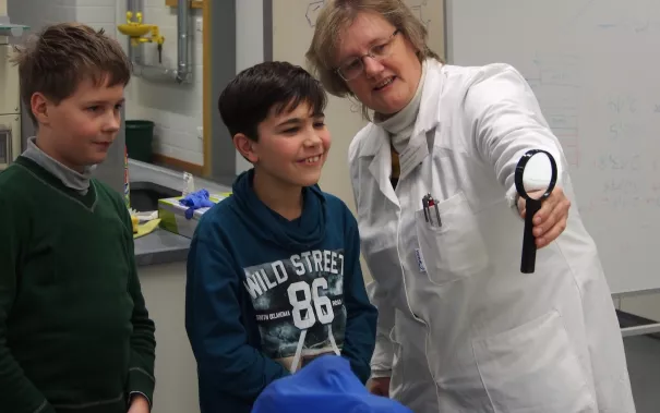 kinderuni_rheinbach_mikroskop_20160211_foto_m._flacke_p2110365.jpg (DE)