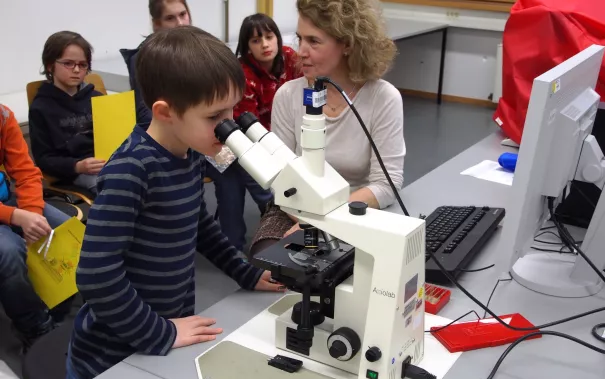kinderuni_rheinbach_mikroskop_20160211_foto_m._flacke_p2110386.jpg (DE)
