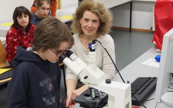 kinderuni_rheinbach_mikroskop_20160211_foto_m._flacke_p2110431.jpg (DE)