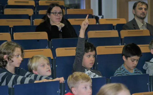 kinderuni_sta_chinesisch_23.11.17_10.jpg (DE)