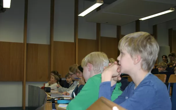 kinderuni_sta_chinesisch_23.11.17_13.jpg (DE)