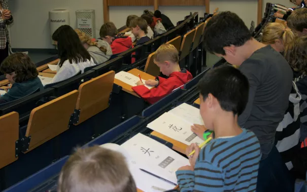 kinderuni_sta_chinesisch_23.11.17_18.jpg (DE)