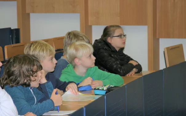 kinderuni_sta_chinesisch_23.11.17_5.jpg (DE)