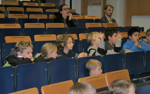 kinderuni_sta_chinesisch_23.11.17_6.jpg (DE)